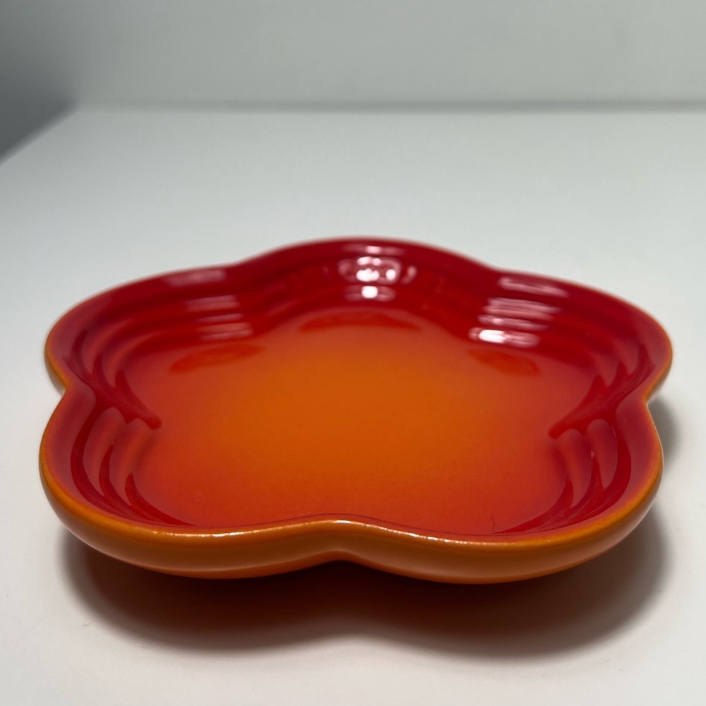 Le Creuset Flamme Dorée Stoneware Flower Petal Scalloped Trinket Dish Plate Tray - Picture 5 of 9